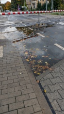 Foto: Wasserpfützen vor dem Bahnübergang S Borgsdorf 